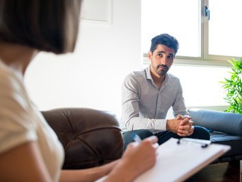 Hombre siendo tratado por psicóloga en Madrid