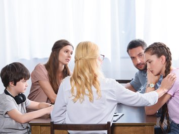 Terapia Familiar presencial reunidos en una mesa